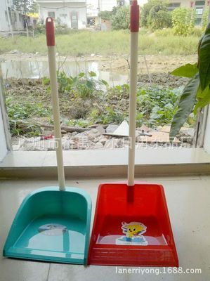 廣州珠海垃圾鏟廠家詳解 新料舊料木桿垃圾鏟的低價(jià)批發(fā)指南